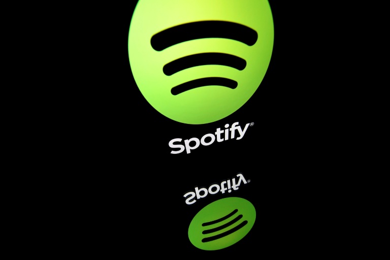  Spotify swings to profit, paying subscribers rise