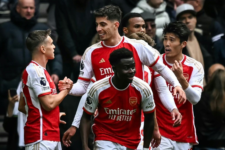  Arsenal survive Spurs fightback to boost title charge