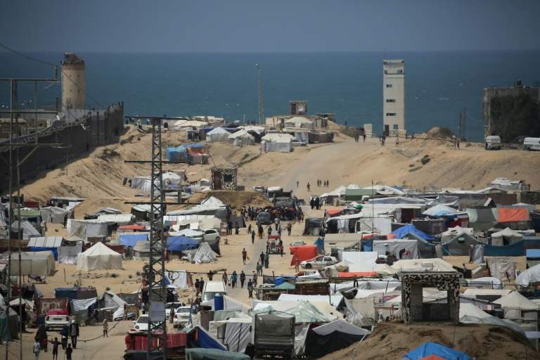  Gazans struggle with heat, garbage, insect swarms