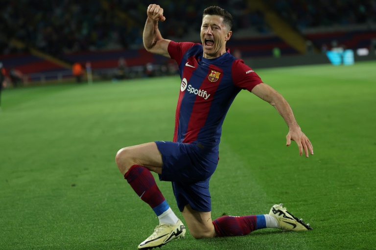  Lewandowski treble fires Barca to Valencia win