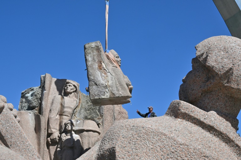  Ukraine dismantles Soviet monument to friendship with Russia