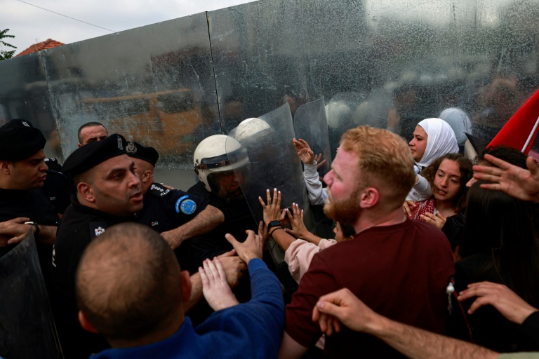  Protesters chase EU diplomats from Palestinian Museum