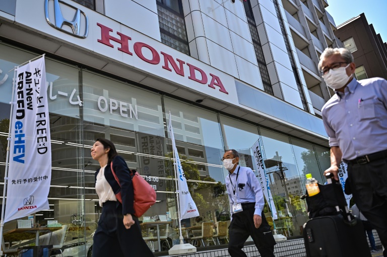  Honda posts record profit, issues cautious forecasts