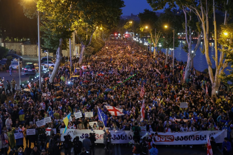  Thousands rally in Tbilisi against ‘foreign influence’ bill