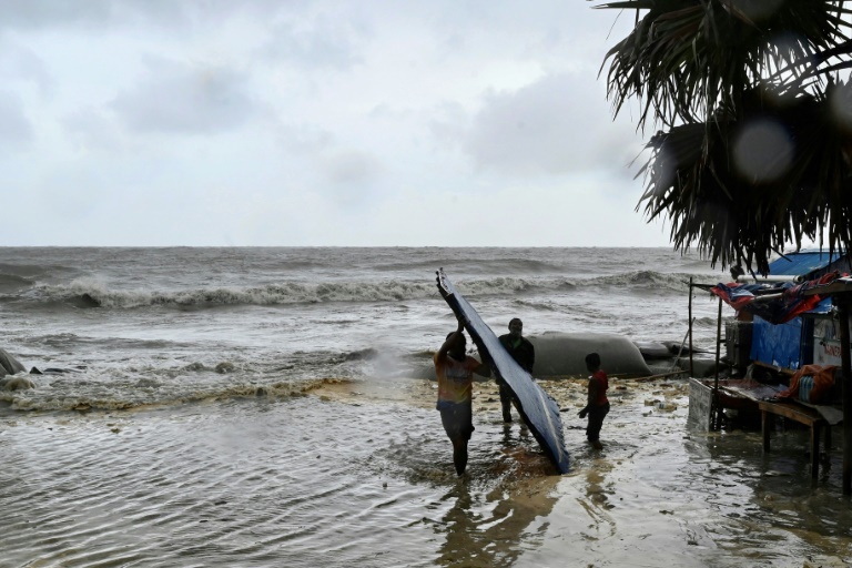  More than 115,000 flee as cyclone approaches Bangladesh