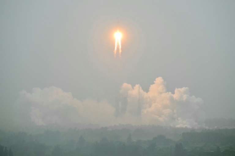  China probe successfully lands on far side of Moon