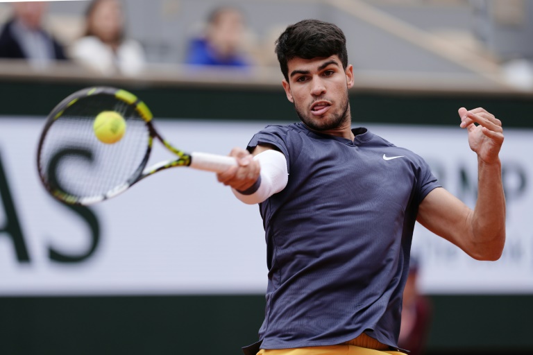  Alcaraz tackles Tsitsipas at French Open as Swiatek targets semis