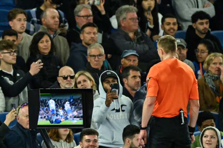  Premier League clubs vote to retain VAR