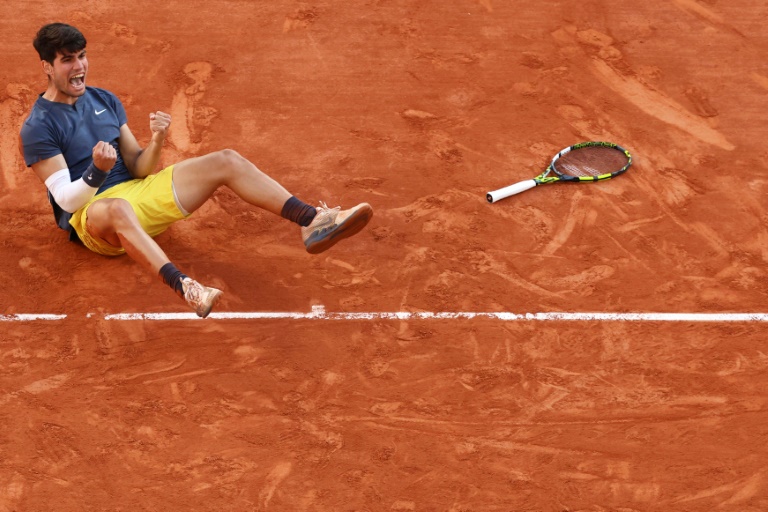  Alcaraz beats Zverev to win first French Open title