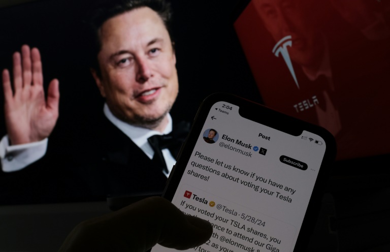  Tesla in last-minute shareholder sprint for huge Musk pay package